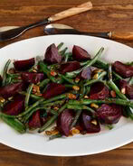 Салат с фасолью и свеклой