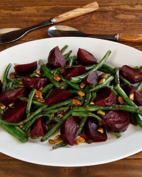 Салат с фасолью и свеклой