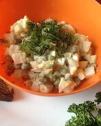 Салат с кальмарами и зеленым горошком