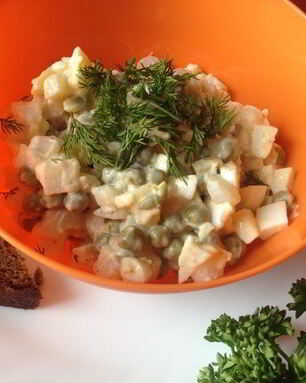 Салат с кальмарами и зеленым горошком