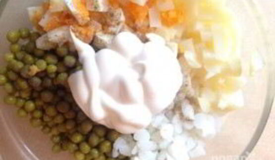 салат с кальмарами и зеленым горошком