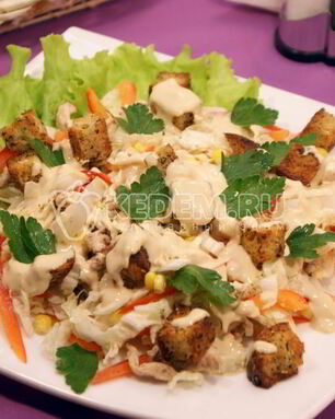 Салат с курицей и сухариками