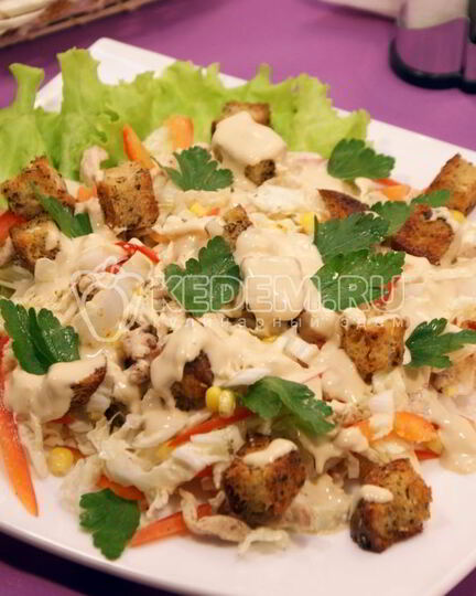 Рецепт салата с курицей и сухариками
