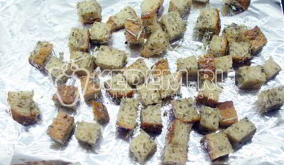 салат с курицей и сухариками