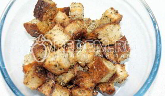 салат с курицей и сухариками