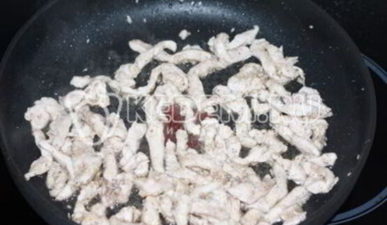 салат с курицей и сухариками