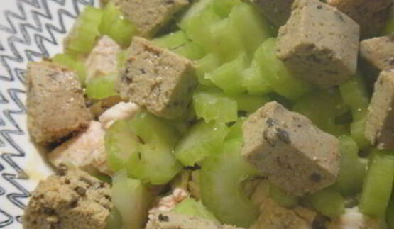 салат с курочкой, сельдереем и сыром тофу