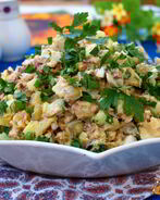 Салат с сардинами, яйцом и зеленым горошком