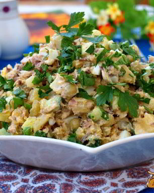 Салат с сардинами, яйцом и зеленым горошком