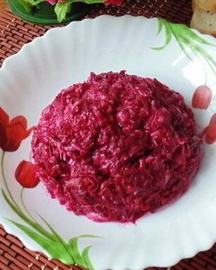 Салат со свеклой и солеными огурцами