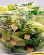 Нежный салат Цезарь с сухариками, чесноком и курицей