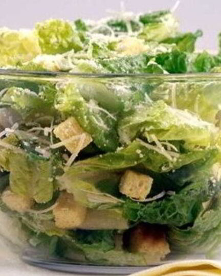 Рецепт нежный салат цезарь с сухариками, чесноком и курицей