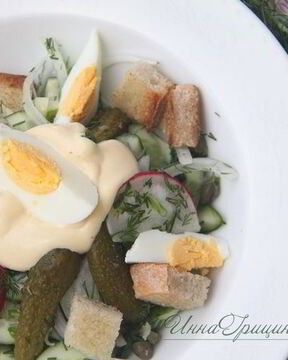 Русский летний салат в стиле Цезарь