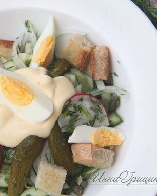 Русский летний салат в стиле Цезарь