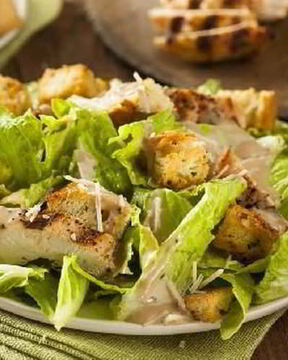 Салат цезарь c нежной курочкой