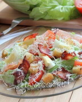 Салат Цезарь с беконом