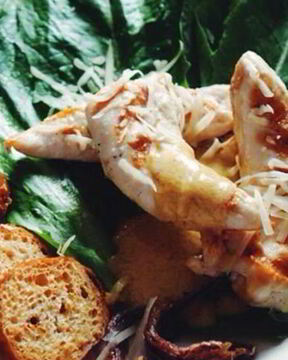 Салат Цезарь с чесночными гренками и салатом ромэн