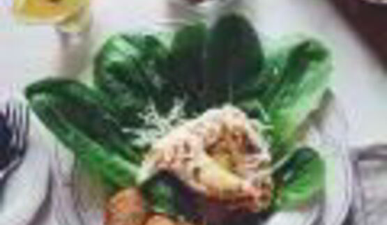 салат цезарь с чесночными гренками и салатом ромэн