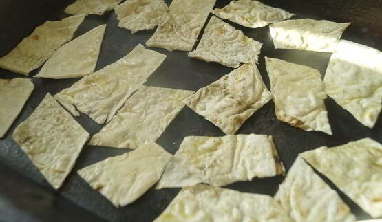 салат цезарь с чипсами из лаваша