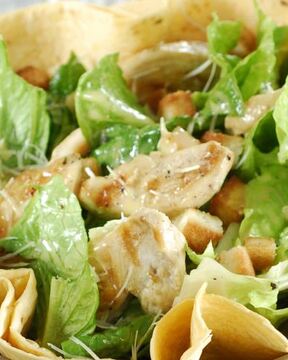 Салат Цезарь с индейкой на гриле