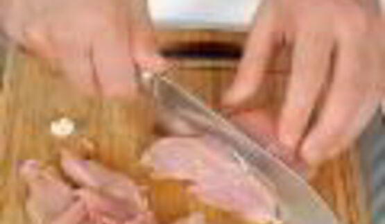 салат цезарь с индейкой на гриле