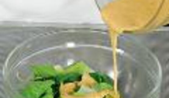 салат цезарь с индейкой на гриле