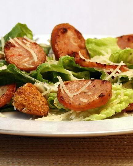 Рецепт салата цезарь с колбасой