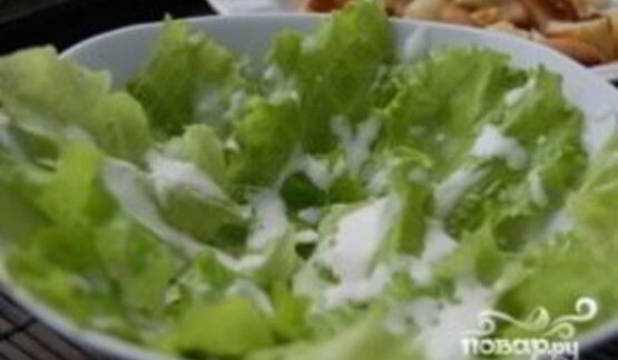 салат цезарь с колбасой