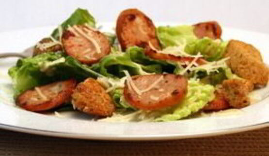 салат цезарь с колбасой