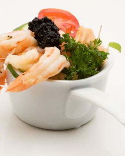 Рецепт салата цезарь с креветками и икрой