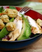 Салат цезарь с куриной грудкой и авокадо