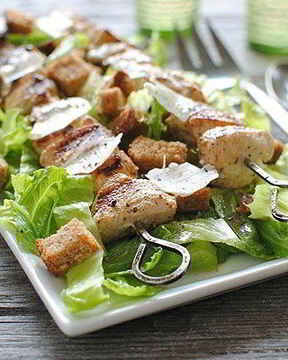 Салат Цезарь с курицей гриль