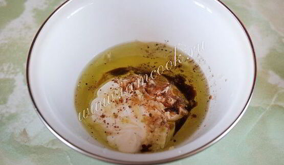 салат цезарь с курицей и сухариками