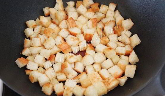 салат цезарь с курицей и сухариками