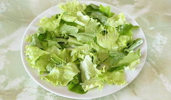 салат цезарь с курицей и сухариками