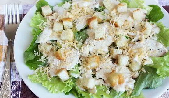 салат цезарь с курицей и сухариками