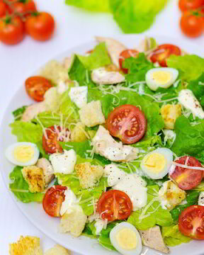 Салат Цезарь с курицей