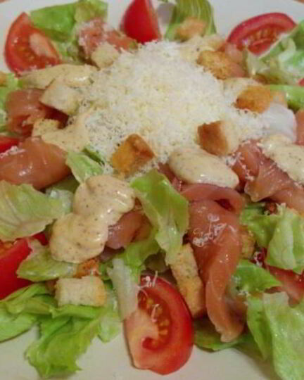 Рецепт салата цезарь с лососем