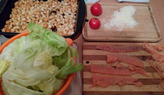 салат цезарь с лососем