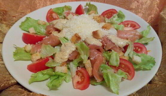 салат цезарь с лососем