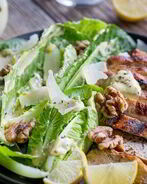 Салат Цезарь с орехами