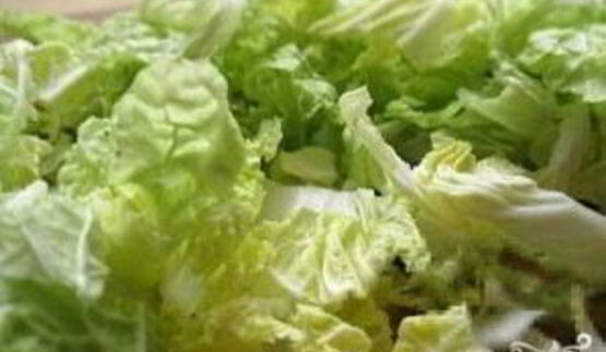 салат цезарь с перепелиными яйцами