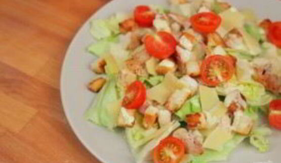 салат цезарь с соусом