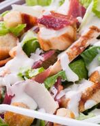 Салат Цезарь с цыпленком и беконом