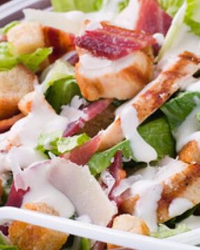 Салат Цезарь с цыпленком и беконом
