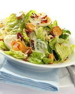 Салат Цезарь с желтыми помидорами черри и изюмом