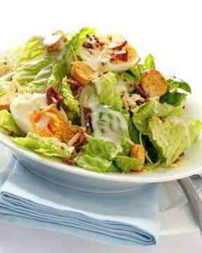 Салат Цезарь с желтыми помидорами черри и изюмом