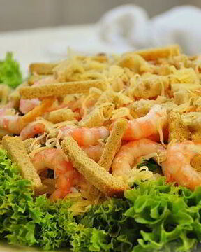 Салат Цезарь слоеный