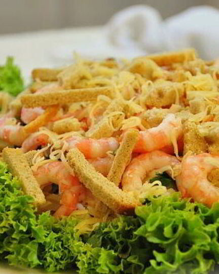 Рецепт салата цезарь слоеный