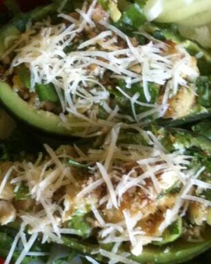 Салат Цезарь в лодочках из авокадо